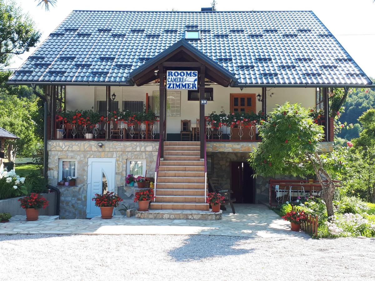 Guest House Family Varda Plitvice Lakes พลิตวิชกา เยเซรา ภายนอก รูปภาพ