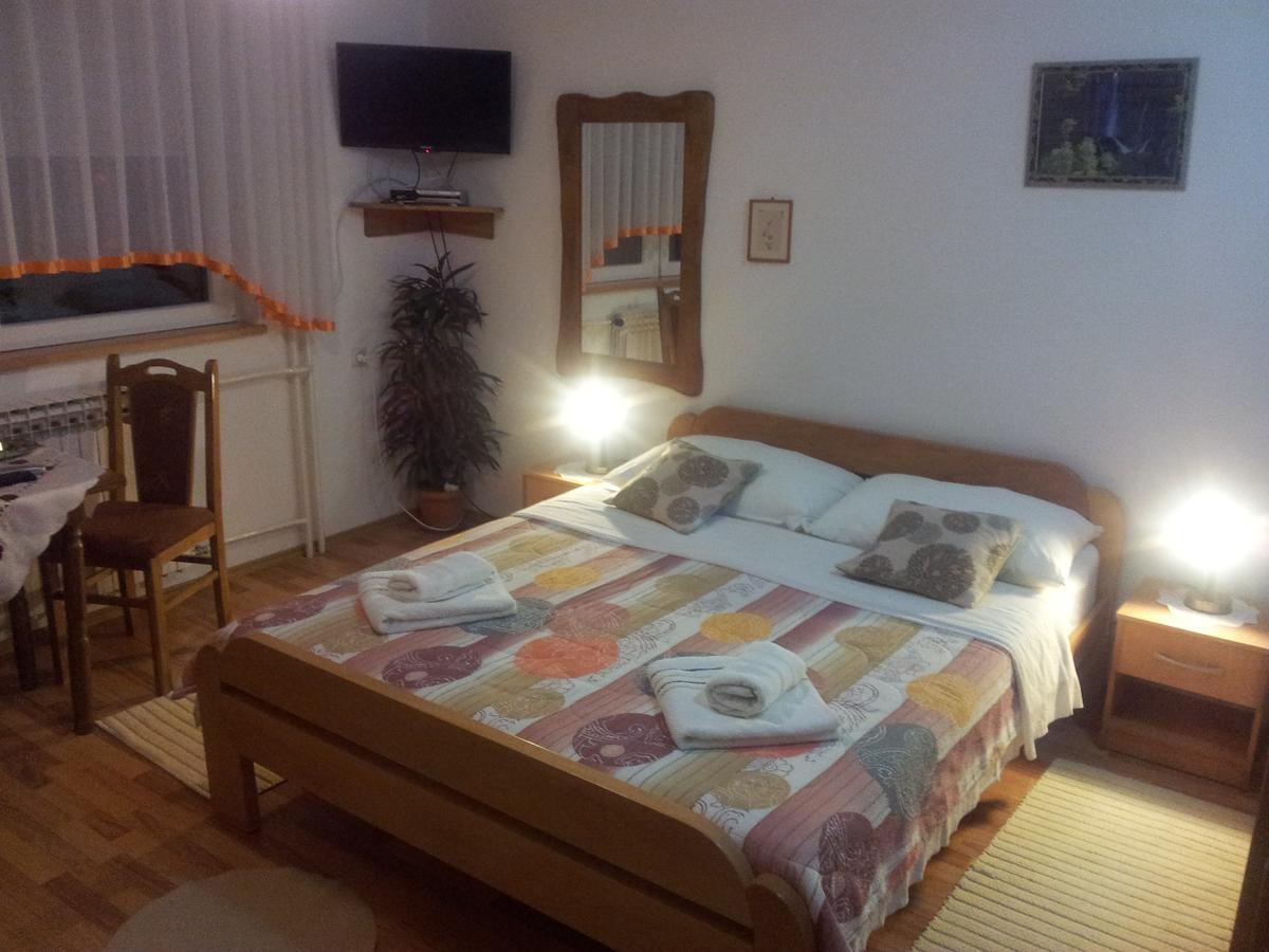 Guest House Family Varda Plitvice Lakes พลิตวิชกา เยเซรา ภายนอก รูปภาพ