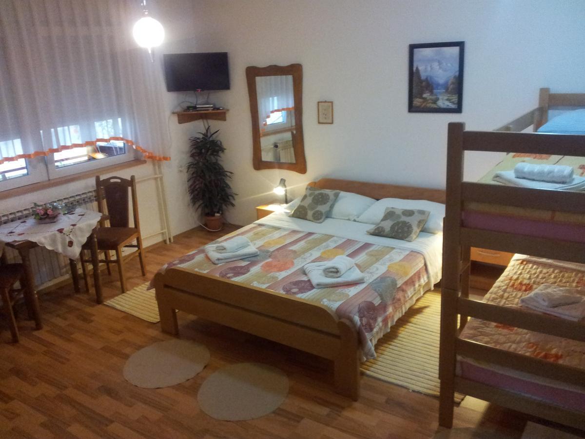 Guest House Family Varda Plitvice Lakes พลิตวิชกา เยเซรา ภายนอก รูปภาพ